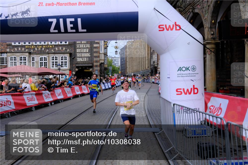 13.09.2026 - 21. swb-Marathon Bremen Tim E. http://msf.ph/oto/10308038 13.09.2026 10:51:34 Ziel 10381, 10471, 10515, 10808, 10825, 10862, 10887, 10984, 11503, 11537, 11801, 11973, 12051, 12133, 12548, 12552 meine-sportfotos.de