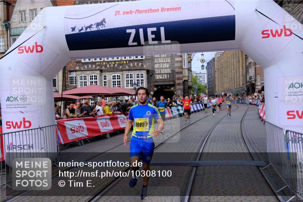 13.09.2026 - 21. swb-Marathon Bremen Tim E. http://msf.ph/oto/10308100 13.09.2026 10:51:36 Ziel 10381, 10471, 10515, 10544, 10808, 10825, 10862, 10887, 10984, 11503, 11537, 11801, 11973, 12051, 12133, 12424, 12548, 12552 meine-sportfotos.de