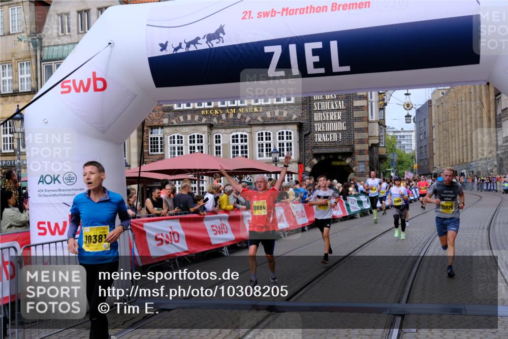 13.09.2026 - 21. swb-Marathon Bremen Tim E. http://msf.ph/oto/10308205 13.09.2026 10:51:39 Ziel 10334, 10381, 10471, 10515, 10544, 10763, 10825, 10862, 10887, 10984, 11145, 11503, 11801, 11973, 12051, 12133, 12424, 12548, 12552, 13631 meine-sportfotos.de