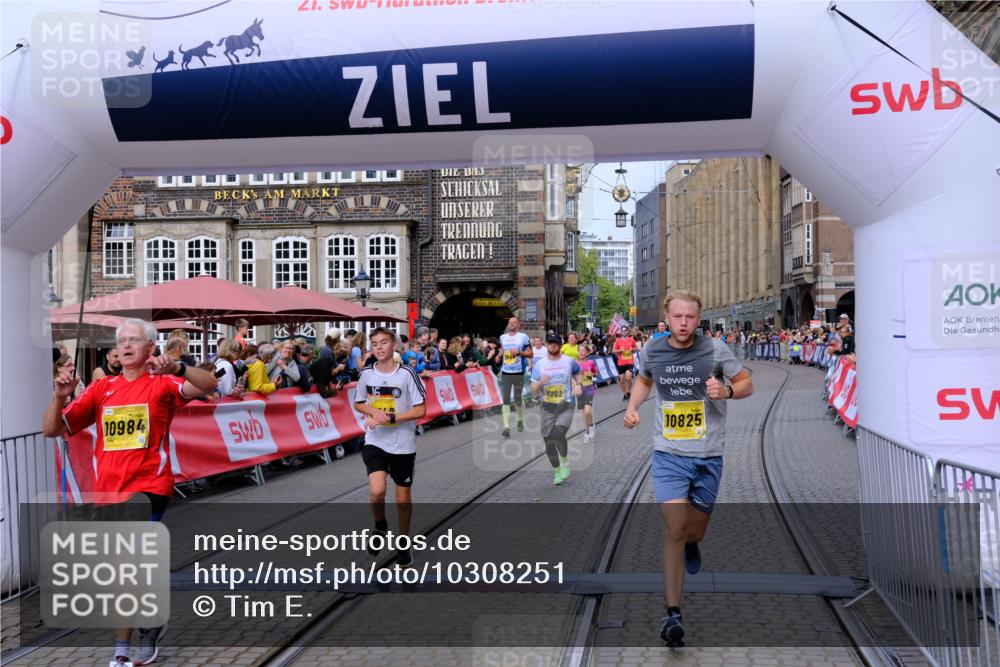 13.09.2026 - 21. swb-Marathon Bremen Tim E. http://msf.ph/oto/10308251 13.09.2026 10:51:40 Ziel 10334, 10381, 10471, 10515, 10544, 10763, 10825, 10862, 10887, 10984, 11145, 11503, 11801, 11973, 12051, 12133, 12424, 12548, 12552, 13631 meine-sportfotos.de
