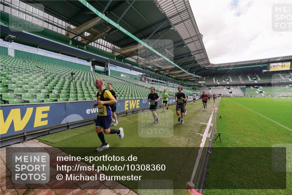 13.09.2026 - 21. swb-Marathon Bremen Michael Burmester http://msf.ph/oto/10308360 13.09.2026 13:03:51 Laufen im Stadion 209, 210, 488, 534, 565, 596, 725, 762, 881, 936, 940, 1014, 1343, 1373, 1456, 1458, 1460, 1479, 1611, 1649, 1653, 1771, 2223, 2276, 2364, 2369, 2421, 2430, 2434, 2452, 2513, 2625, 2779, 2851, 2872, 2891, 2900, 2910, 2934, 2957, 2977, 3028, 3114, 3135, 3217, 3258, 3360, 3402, 3419, 3425, 3454, 3460, 3496, 3510, 3521, 3576, 3579, 3585, 3597, 3618, 3796, 3846, 3852, 3859, 3893, 3909, 3938, 3970, 3983, 4077, 4133, 4558, 242 meine-sportfotos.de