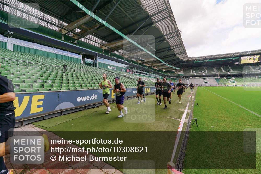 13.09.2026 - 21. swb-Marathon Bremen Michael Burmester http://msf.ph/oto/10308621 13.09.2026 13:04:28 Laufen im Stadion 178, 209, 210, 488, 534, 536, 565, 596, 725, 762, 881, 940, 1014, 1239, 1307, 1343, 1373, 1456, 1458, 1479, 1627, 1649, 1653, 1656, 1687, 1771, 1780, 1914, 1932, 1941, 2023, 2089, 2126, 2223, 2369, 2430, 2434, 2452, 2602, 2625, 2723, 2742, 2764, 2851, 2867, 2872, 2891, 2910, 2919, 2934, 2957, 2959, 2977, 2985, 3028, 3135, 3217, 3320, 3343, 3360, 3402, 3419, 3425, 3454, 3460, 3510, 3521, 3579, 3597, 3618, 3796, 3846, 3859, 3909, 4077, 242 meine-sportfotos.de