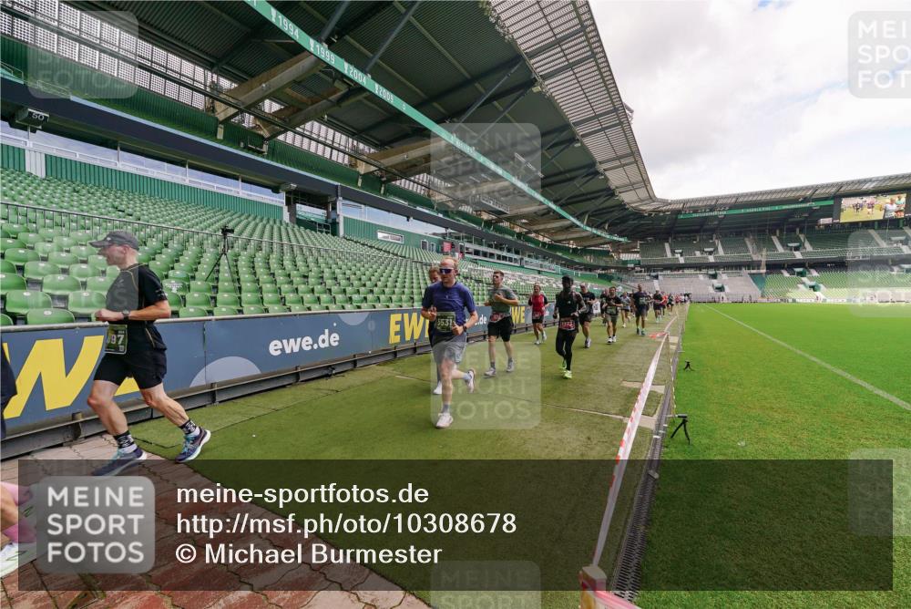 13.09.2026 - 21. swb-Marathon Bremen Michael Burmester http://msf.ph/oto/10308678 13.09.2026 13:04:33 Laufen im Stadion 178, 209, 210, 323, 488, 534, 536, 565, 596, 647, 725, 762, 881, 940, 1014, 1073, 1239, 1243, 1307, 1343, 1373, 1456, 1458, 1479, 1627, 1649, 1653, 1656, 1687, 1771, 1780, 1914, 1932, 1941, 2023, 2089, 2126, 2223, 2241, 2369, 2430, 2434, 2452, 2602, 2625, 2723, 2742, 2764, 2851, 2867, 2872, 2891, 2910, 2919, 2934, 2957, 2959, 2977, 2985, 3028, 3030, 3135, 3217, 3278, 3320, 3343, 3360, 3402, 3419, 3425, 3454, 3510, 3521, 3579, 3597, 3618, 3796, 3846, 3859, 3909, 242 meine-sportfotos.de