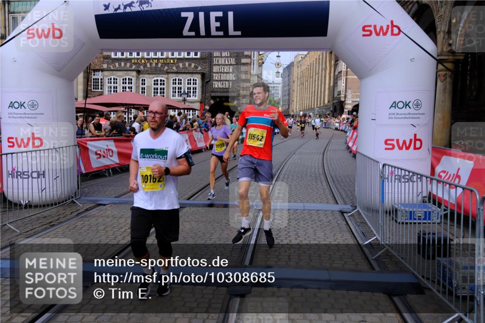 13.09.2026 - 21. swb-Marathon Bremen Tim E. http://msf.ph/oto/10308685 13.09.2026 10:52:02 Ziel 10162, 10183, 10281, 10348, 10467, 10641, 11273, 11542, 11685, 11733, 11777, 11784, 11962, 12329 meine-sportfotos.de