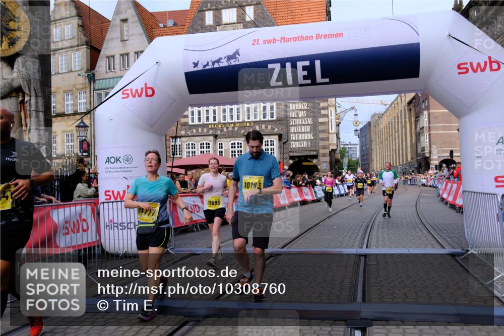 13.09.2026 - 21. swb-Marathon Bremen Tim E. http://msf.ph/oto/10308760 13.09.2026 10:52:07 Ziel 10162, 10183, 10218, 10281, 10348, 10467, 10641, 11273, 11277, 11285, 11542, 11685, 11733, 11777, 11784, 11962, 12329, 12349 meine-sportfotos.de