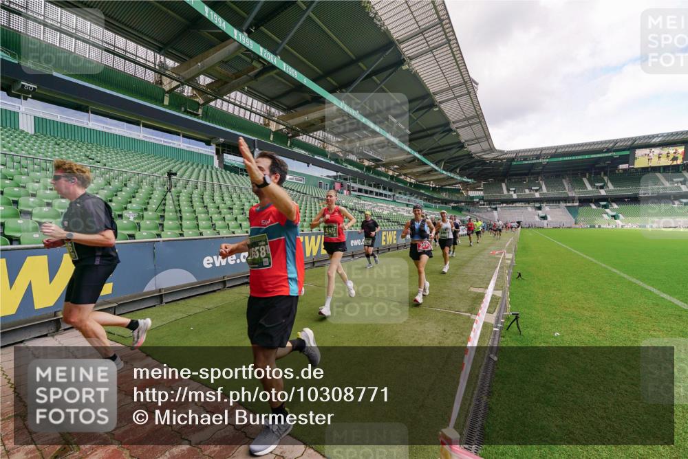 13.09.2026 - 21. swb-Marathon Bremen Michael Burmester http://msf.ph/oto/10308771 13.09.2026 13:04:42 Laufen im Stadion 178, 209, 210, 244, 323, 488, 534, 536, 565, 596, 647, 725, 762, 881, 940, 1073, 1239, 1243, 1307, 1308, 1343, 1373, 1456, 1458, 1479, 1627, 1649, 1653, 1656, 1687, 1771, 1780, 1914, 1932, 1941, 2023, 2089, 2126, 2223, 2241, 2301, 2369, 2430, 2434, 2452, 2602, 2625, 2723, 2742, 2764, 2851, 2867, 2872, 2891, 2910, 2919, 2934, 2957, 2959, 2977, 2985, 3028, 3030, 3217, 3278, 3320, 3343, 3402, 3419, 3425, 3444, 3454, 3510, 3521, 3579, 3597, 3618, 3796, 3846, 3859, 3909, 242 meine-sportfotos.de
