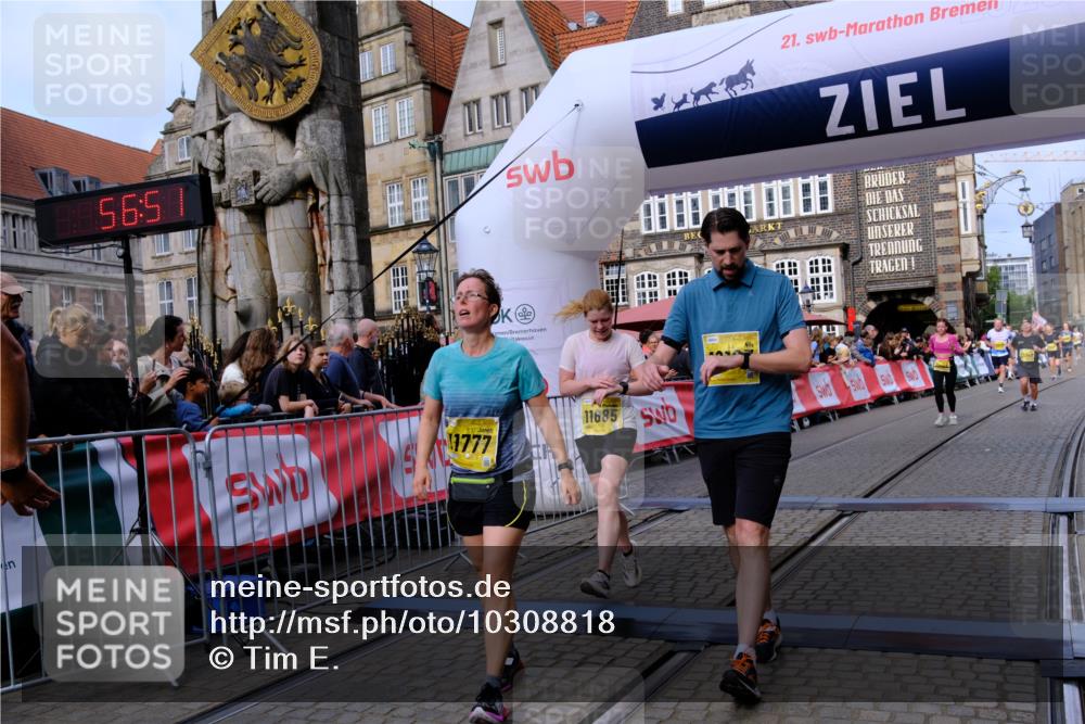 13.09.2026 - 21. swb-Marathon Bremen Tim E. http://msf.ph/oto/10308818 13.09.2026 10:52:07 Ziel 10162, 10183, 10218, 10281, 10348, 10467, 10641, 11273, 11277, 11285, 11542, 11685, 11733, 11777, 11784, 11962, 12329, 12349 meine-sportfotos.de