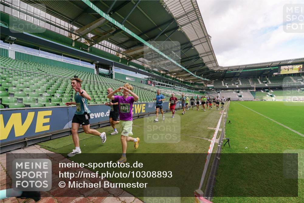 13.09.2026 - 21. swb-Marathon Bremen Michael Burmester http://msf.ph/oto/10308893 13.09.2026 13:04:53 Laufen im Stadion 178, 209, 210, 244, 323, 394, 488, 534, 536, 565, 647, 725, 881, 891, 900, 1073, 1239, 1243, 1307, 1308, 1343, 1373, 1380, 1456, 1479, 1627, 1649, 1653, 1656, 1687, 1771, 1780, 1914, 1932, 1941, 2023, 2089, 2126, 2223, 2241, 2265, 2301, 2369, 2430, 2434, 2452, 2602, 2723, 2742, 2764, 2851, 2867, 2872, 2891, 2910, 2919, 2957, 2959, 2977, 2985, 3028, 3030, 3217, 3278, 3320, 3343, 3402, 3419, 3425, 3444, 3454, 3485, 3521, 3579, 3618, 3796, 3909, 242 meine-sportfotos.de