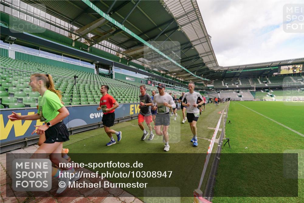13.09.2026 - 21. swb-Marathon Bremen Michael Burmester http://msf.ph/oto/10308947 13.09.2026 13:04:59 Laufen im Stadion 178, 209, 210, 244, 323, 394, 534, 536, 565, 647, 725, 881, 891, 900, 1073, 1239, 1243, 1307, 1308, 1343, 1373, 1380, 1456, 1479, 1627, 1649, 1653, 1656, 1687, 1780, 1914, 1932, 1941, 2023, 2089, 2126, 2223, 2241, 2244, 2265, 2301, 2369, 2430, 2452, 2464, 2602, 2723, 2742, 2764, 2851, 2867, 2872, 2891, 2910, 2919, 2957, 2959, 2985, 3028, 3030, 3217, 3278, 3320, 3343, 3419, 3425, 3444, 3454, 3485, 3521, 3579, 3618, 3796, 3909, 242 meine-sportfotos.de