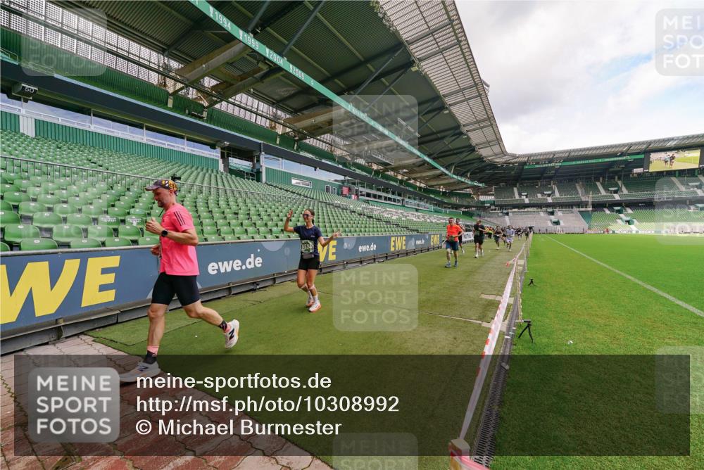 13.09.2026 - 21. swb-Marathon Bremen Michael Burmester http://msf.ph/oto/10308992 13.09.2026 13:05:04 Laufen im Stadion 178, 209, 210, 217, 244, 323, 394, 534, 536, 565, 647, 725, 881, 891, 900, 1073, 1239, 1243, 1307, 1308, 1343, 1373, 1380, 1456, 1479, 1533, 1627, 1649, 1653, 1656, 1687, 1780, 1914, 1932, 1941, 2023, 2089, 2126, 2241, 2244, 2265, 2301, 2310, 2369, 2430, 2452, 2464, 2602, 2723, 2742, 2764, 2851, 2867, 2872, 2891, 2910, 2919, 2957, 2959, 2985, 3028, 3030, 3217, 3278, 3320, 3343, 3419, 3425, 3444, 3454, 3485, 3521, 3579, 3796, 3909, 242 meine-sportfotos.de
