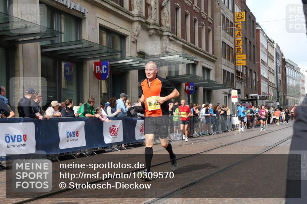 13.09.2026 - 21. swb-Marathon Bremen Strokosch-Dieckow http://msf.ph/oto/10309570 13.09.2026 10:54:43 Ziel 10555, 10646, 10901, 11001, 11620, 11631, 11860, 11889, 11908, 11976, 12313, 12800, 13592, 10067, 10146, 10410, 10589, 10608, 10631, 10704, 10765, 10884, 11039, 11040, 11174, 11389, 11569, 11593, 11874, 12038, 12265, 12328, 12467, 12519, 12800, 13526 meine-sportfotos.de