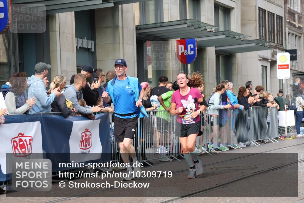 13.09.2026 - 21. swb-Marathon Bremen Strokosch-Dieckow http://msf.ph/oto/10309719 13.09.2026 10:54:48 Ziel 10555, 10646, 10901, 11001, 11014, 11466, 11620, 11631, 11860, 11889, 11908, 11910, 11976, 12201, 12313, 12549, 13592, 10067, 10146, 10410, 10589, 10608, 10704, 10765, 11039, 11040, 11174, 11389, 11569, 11593, 11874, 12038, 12265, 12467, 12519, 12800, 13526 meine-sportfotos.de