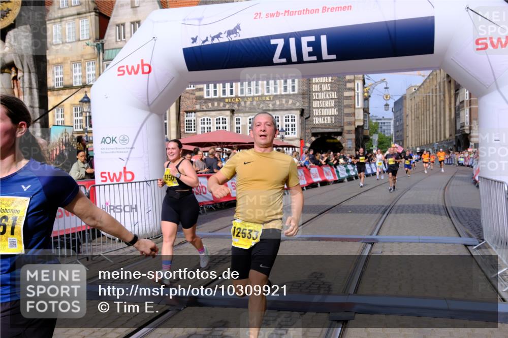 13.09.2026 - 21. swb-Marathon Bremen Tim E. http://msf.ph/oto/10309921 13.09.2026 10:52:50 Ziel 10193, 10339, 10652, 10761, 10812, 10906, 10958, 11002, 11109, 11144, 11350, 11362, 11604, 11605, 11669, 12361, 12439, 12533 meine-sportfotos.de
