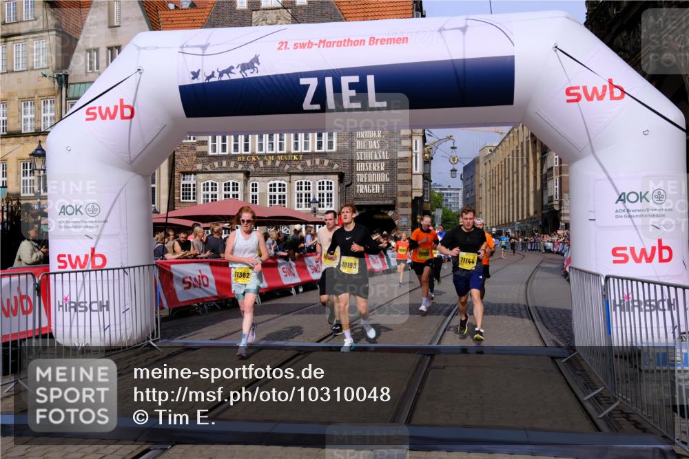 13.09.2026 - 21. swb-Marathon Bremen Tim E. http://msf.ph/oto/10310048 13.09.2026 10:52:57 Ziel 10193, 10339, 10652, 10734, 10812, 10827, 10906, 10958, 11002, 11109, 11144, 11350, 11362, 11597, 11604, 11605, 12338, 12361, 12399, 12439, 12533 meine-sportfotos.de