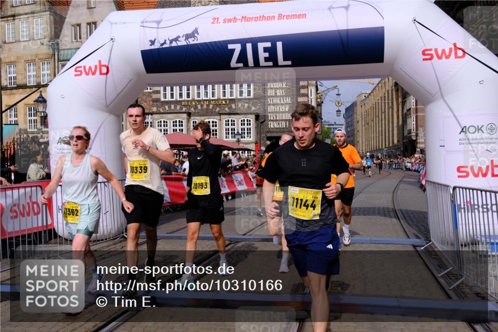 13.09.2026 - 21. swb-Marathon Bremen Tim E. http://msf.ph/oto/10310166 13.09.2026 10:52:59 Ziel 10193, 10339, 10652, 10734, 10812, 10827, 10906, 11002, 11038, 11109, 11144, 11350, 11362, 11597, 12338, 12361, 12399, 12439, 12533 meine-sportfotos.de