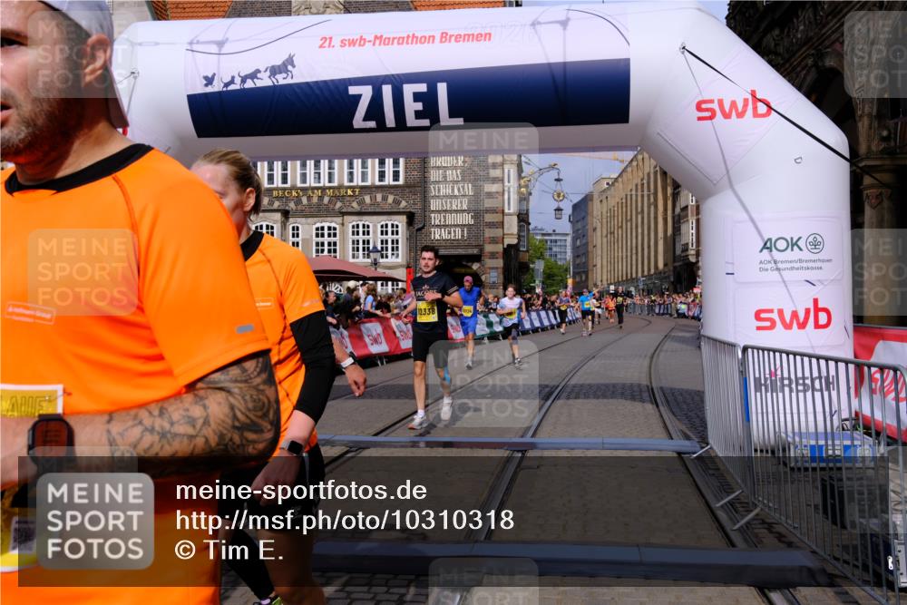 13.09.2026 - 21. swb-Marathon Bremen Tim E. http://msf.ph/oto/10310318 13.09.2026 10:53:01 Ziel 10193, 10339, 10652, 10734, 10812, 10827, 10906, 11002, 11038, 11109, 11144, 11350, 11362, 11597, 12019, 12338, 12399, 12533 meine-sportfotos.de