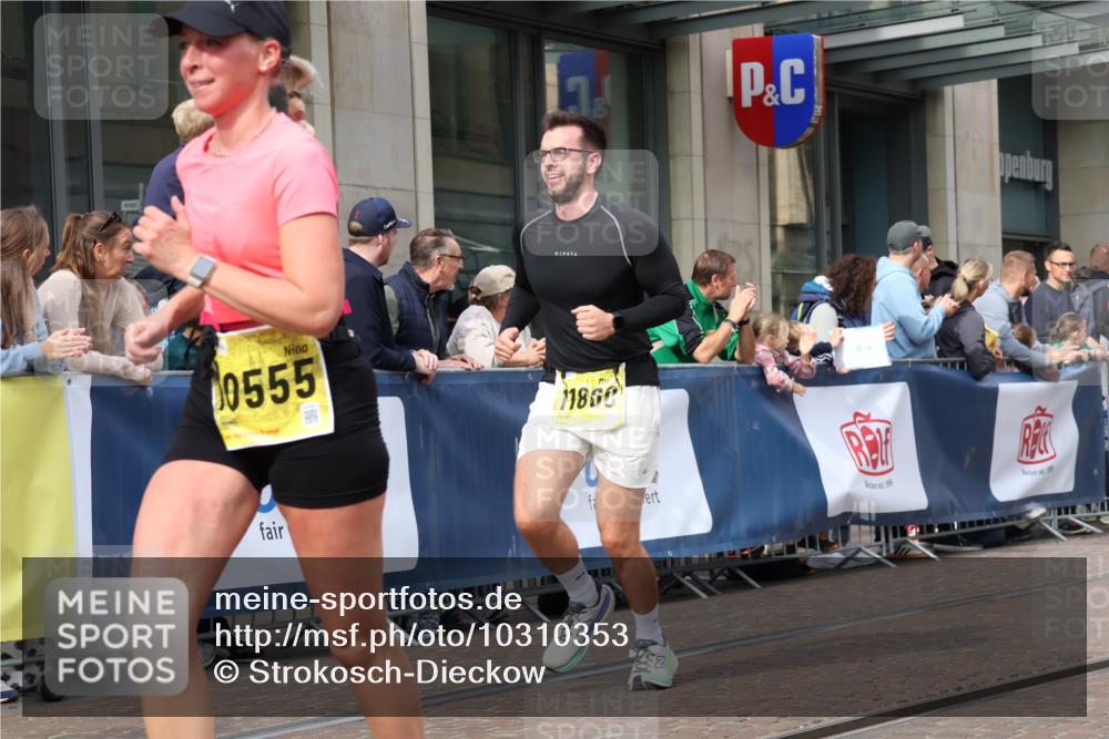 13.09.2026 - 21. swb-Marathon Bremen Strokosch-Dieckow http://msf.ph/oto/10310353 13.09.2026 10:55:01 Ziel 10256, 10555, 10725, 11001, 11014, 11414, 11466, 11631, 11910, 11941, 11977, 12201, 12218, 12258, 12549, 10589, 10608, 10646, 10901, 11040, 11174, 11569, 11620, 11860, 11874, 11889, 11908, 11976, 12313, 12519, 12800, 13592 meine-sportfotos.de