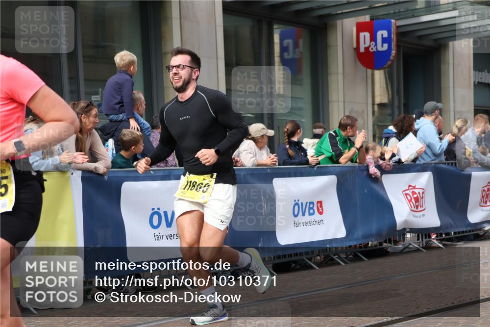 13.09.2026 - 21. swb-Marathon Bremen Strokosch-Dieckow http://msf.ph/oto/10310371 13.09.2026 10:55:01 Ziel 10256, 10555, 10725, 11001, 11014, 11414, 11466, 11631, 11910, 11941, 11977, 12201, 12218, 12258, 12549, 10589, 10608, 10646, 10901, 11040, 11174, 11569, 11620, 11860, 11874, 11889, 11908, 11976, 12313, 12519, 12800, 13592 meine-sportfotos.de