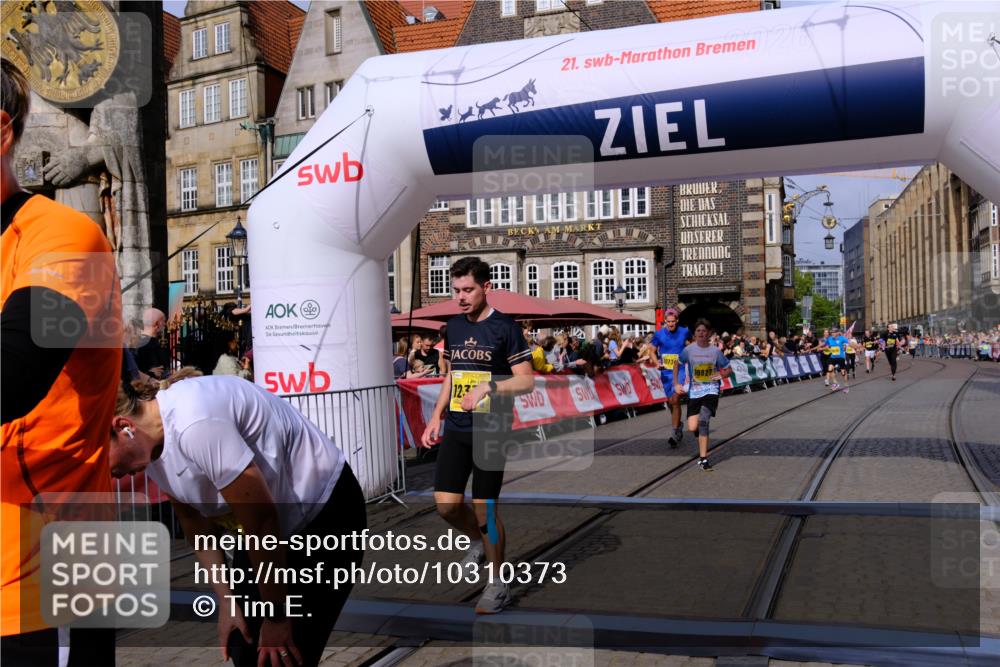 13.09.2026 - 21. swb-Marathon Bremen Tim E. http://msf.ph/oto/10310373 13.09.2026 10:53:02 Ziel 10193, 10304, 10339, 10652, 10734, 10827, 10906, 11002, 11038, 11109, 11144, 11350, 11362, 11597, 12019, 12338, 12399 meine-sportfotos.de