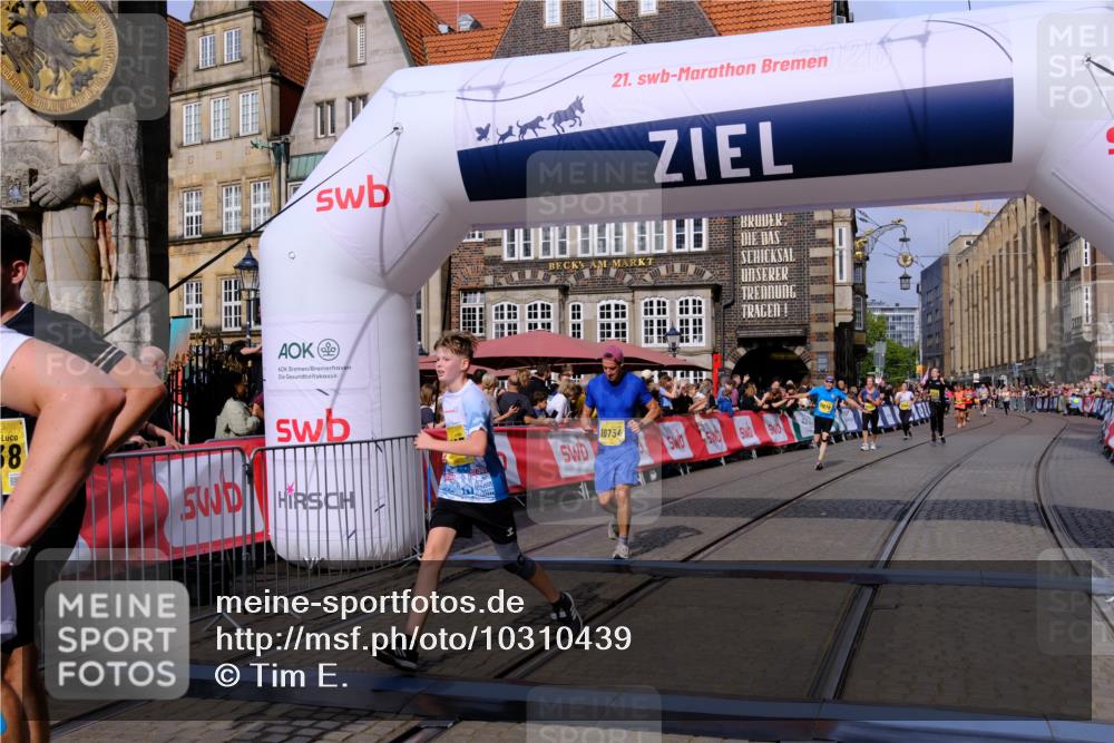 13.09.2026 - 21. swb-Marathon Bremen Tim E. http://msf.ph/oto/10310439 13.09.2026 10:53:04 Ziel 10193, 10304, 10339, 10652, 10734, 10827, 10906, 11002, 11038, 11109, 11144, 11362, 11386, 11597, 12019, 12338, 12399 meine-sportfotos.de