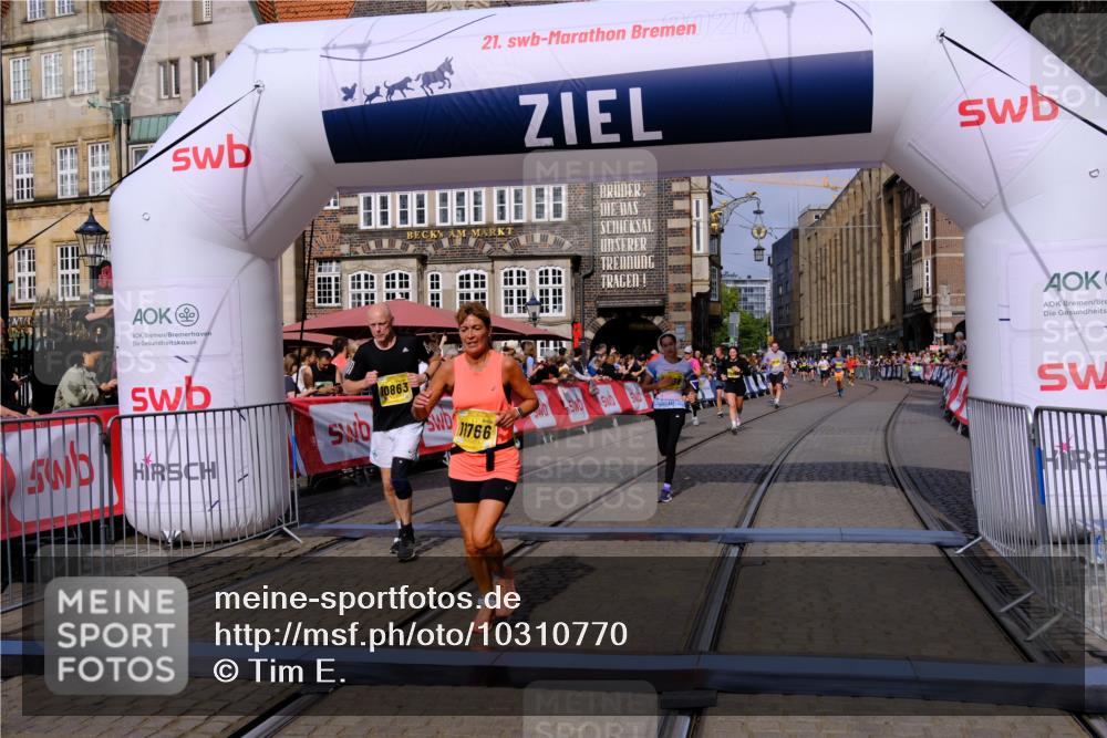 13.09.2026 - 21. swb-Marathon Bremen Tim E. http://msf.ph/oto/10310770 13.09.2026 10:53:15 Ziel 10284, 10304, 10714, 10734, 10827, 10863, 11038, 11238, 11282, 11386, 11575, 11766, 12019, 12369, 12398 meine-sportfotos.de