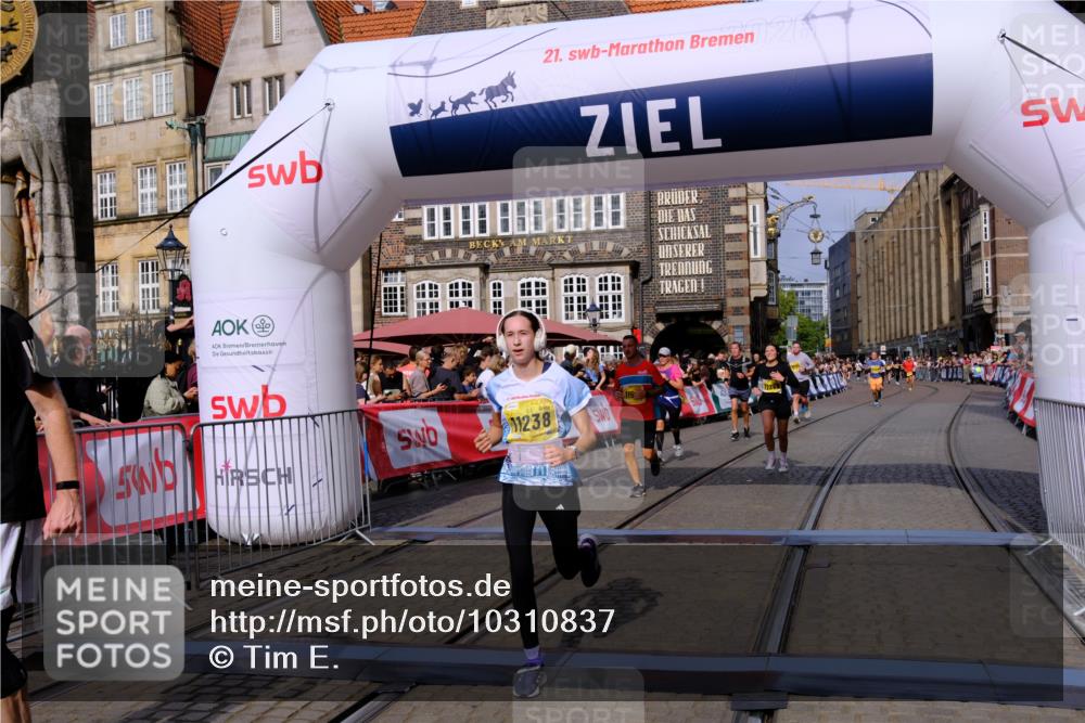 13.09.2026 - 21. swb-Marathon Bremen Tim E. http://msf.ph/oto/10310837 13.09.2026 10:53:16 Ziel 10284, 10304, 10714, 10734, 10863, 11038, 11238, 11282, 11386, 11575, 11766, 12019, 12369, 12398 meine-sportfotos.de