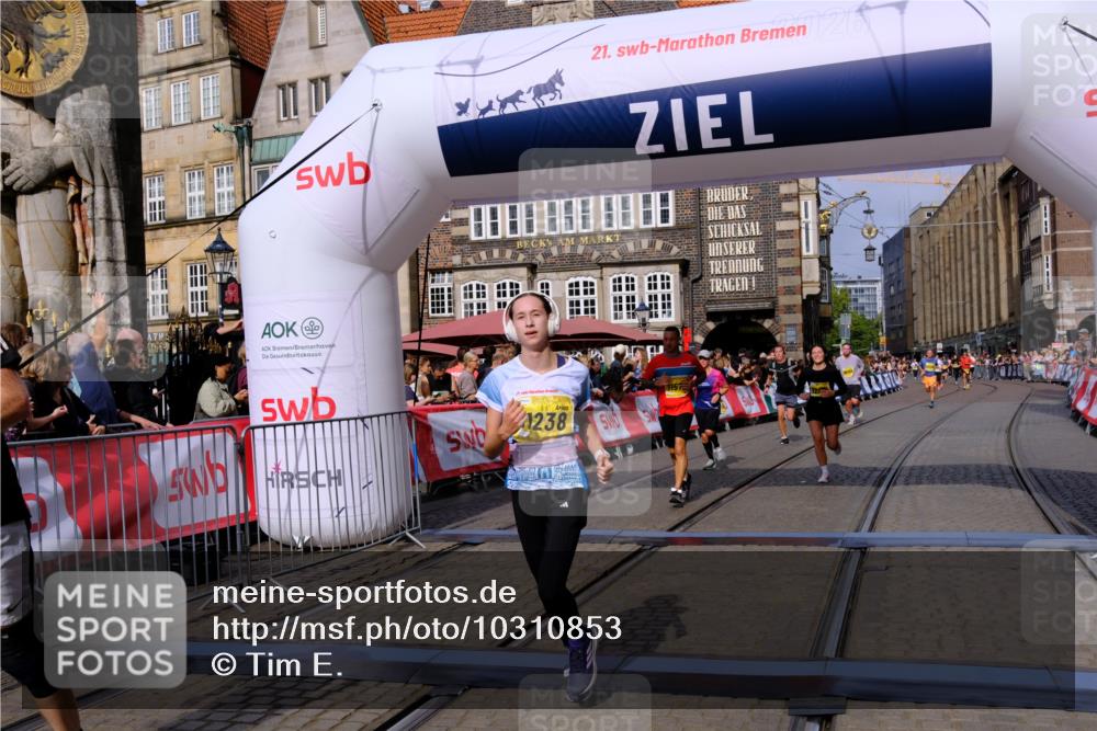 13.09.2026 - 21. swb-Marathon Bremen Tim E. http://msf.ph/oto/10310853 13.09.2026 10:53:17 Ziel 10284, 10304, 10714, 10734, 10863, 11038, 11238, 11282, 11386, 11575, 11766, 12019, 12369, 12398 meine-sportfotos.de