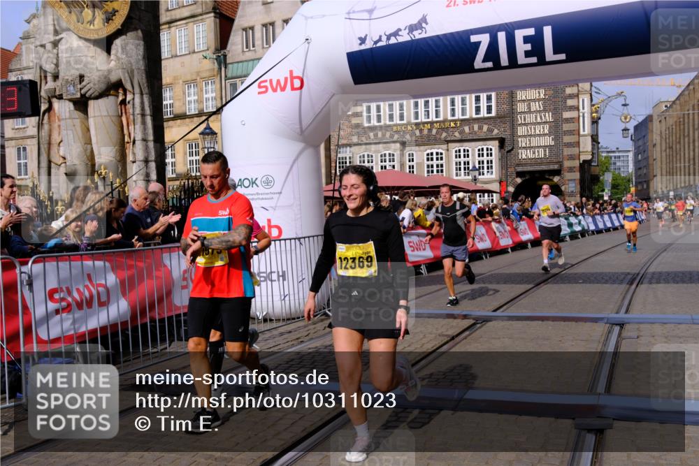 13.09.2026 - 21. swb-Marathon Bremen Tim E. http://msf.ph/oto/10311023 13.09.2026 10:53:19 Ziel 10284, 10304, 10714, 10863, 11038, 11238, 11282, 11386, 11575, 11766, 12019, 12369, 12398 meine-sportfotos.de