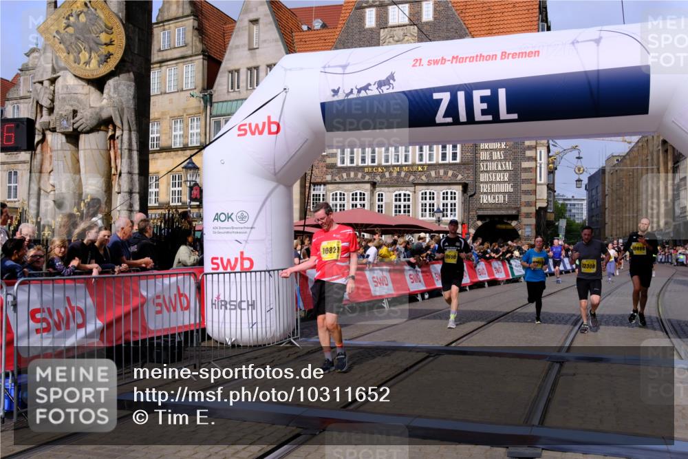 13.09.2026 - 21. swb-Marathon Bremen Tim E. http://msf.ph/oto/10311652 13.09.2026 10:53:43 Ziel 10222, 10448, 10479, 10626, 10757, 10780, 10821, 10886, 11168, 11242, 11379, 11590, 11800, 12040, 12056, 12275, 12308, 12461 meine-sportfotos.de