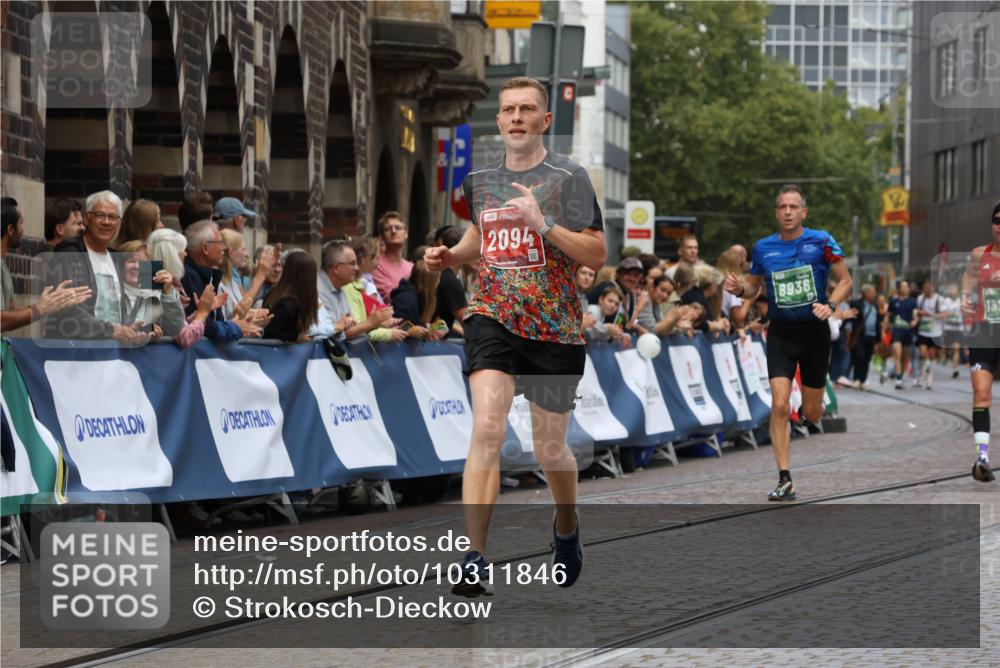 13.09.2026 - 21. swb-Marathon Bremen Strokosch-Dieckow http://msf.ph/oto/10311846 13.09.2026 13:04:27 Ziel 895, 2094, 3424, 4110, 4236, 6815, 9061, 9129, 9544, 9813, 744, 1223, 1224, 2207, 2956, 5283, 8701, 8936, 9070, 13034 meine-sportfotos.de