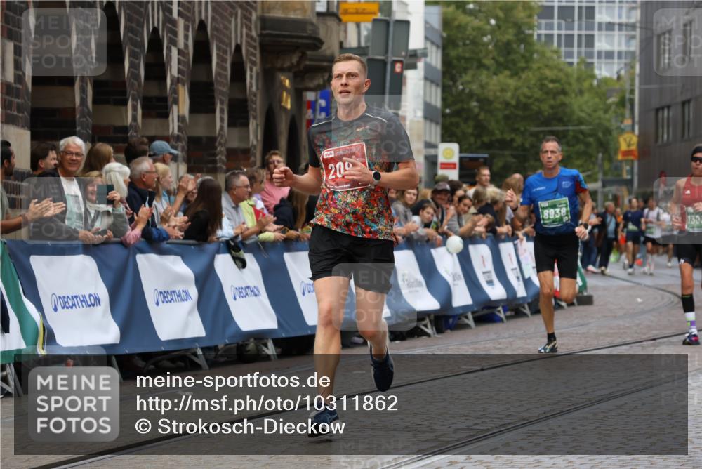13.09.2026 - 21. swb-Marathon Bremen Strokosch-Dieckow http://msf.ph/oto/10311862 13.09.2026 13:04:27 Ziel 895, 2094, 3424, 4110, 4236, 6815, 9061, 9129, 9544, 9813, 744, 1223, 1224, 2207, 2956, 5283, 8701, 8936, 9070, 13034 meine-sportfotos.de