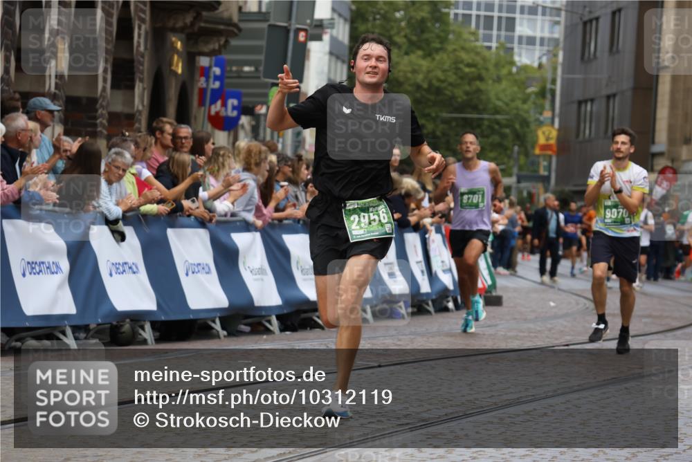 13.09.2026 - 21. swb-Marathon Bremen Strokosch-Dieckow http://msf.ph/oto/10312119 13.09.2026 13:04:35 Ziel 650, 3284, 3424, 4110, 4239, 6815, 7871, 9544, 9813, 1712, 2646, 2956, 5283, 7814, 8701, 9070, 9689, 13187 meine-sportfotos.de