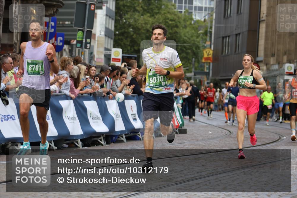 13.09.2026 - 21. swb-Marathon Bremen Strokosch-Dieckow http://msf.ph/oto/10312179 13.09.2026 13:04:37 Ziel 650, 3284, 3424, 4110, 4239, 6815, 7871, 9813, 1712, 2646, 5283, 5674, 7538, 7814, 8054, 8701, 9070, 9306, 9689, 13187 meine-sportfotos.de