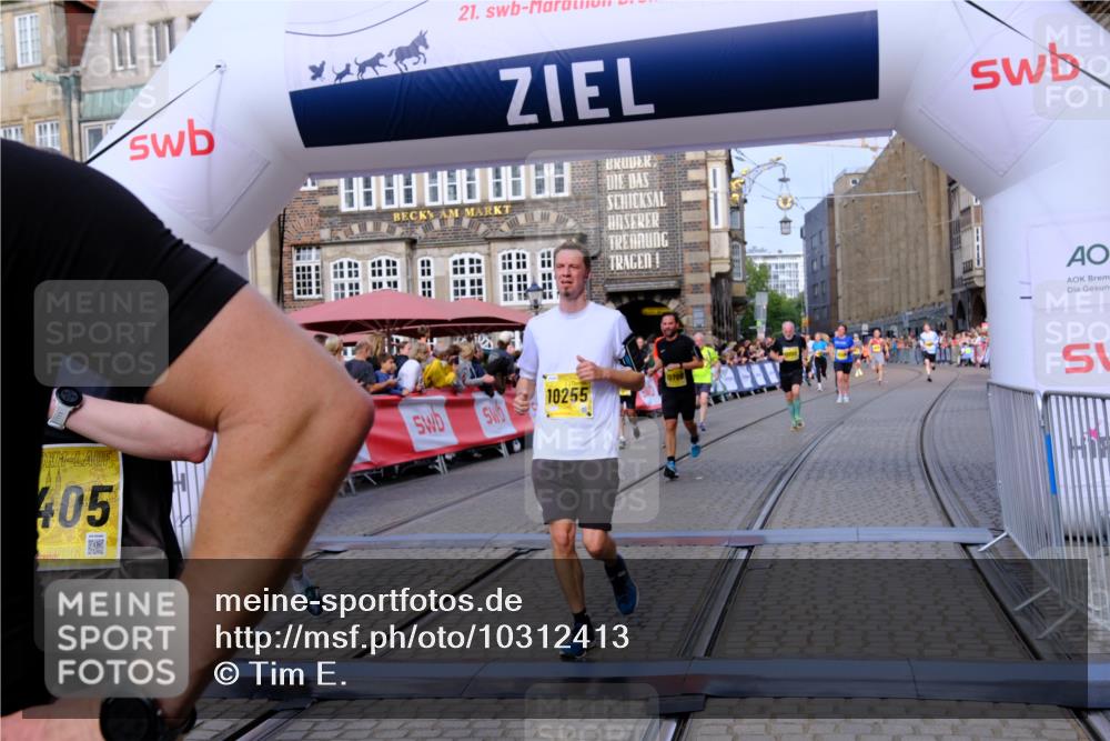 13.09.2026 - 21. swb-Marathon Bremen Tim E. http://msf.ph/oto/10312413 13.09.2026 10:54:09 Ziel 10141, 10174, 10227, 10255, 10478, 10579, 10684, 10685, 10708, 10838, 10905, 10947, 11010, 11206, 11489, 11596, 11950, 12075, 12244, 12331, 12341, 12356, 12405, 12435, 12492, 12515, 13531, 13597 meine-sportfotos.de
