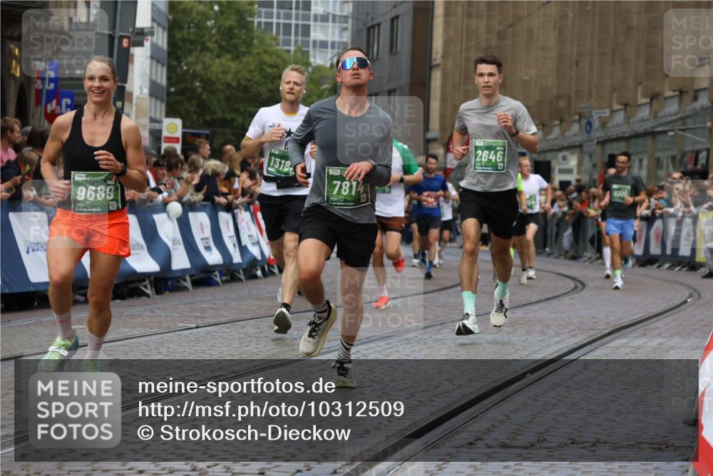 13.09.2026 - 21. swb-Marathon Bremen Strokosch-Dieckow http://msf.ph/oto/10312509 13.09.2026 13:04:47 Ziel 650, 744, 1223, 1224, 1860, 2207, 2956, 3284, 4239, 7871, 8936, 13034, 2646, 5674, 6708, 7538, 7814, 8054, 9306, 9495, 9689, 13187 meine-sportfotos.de