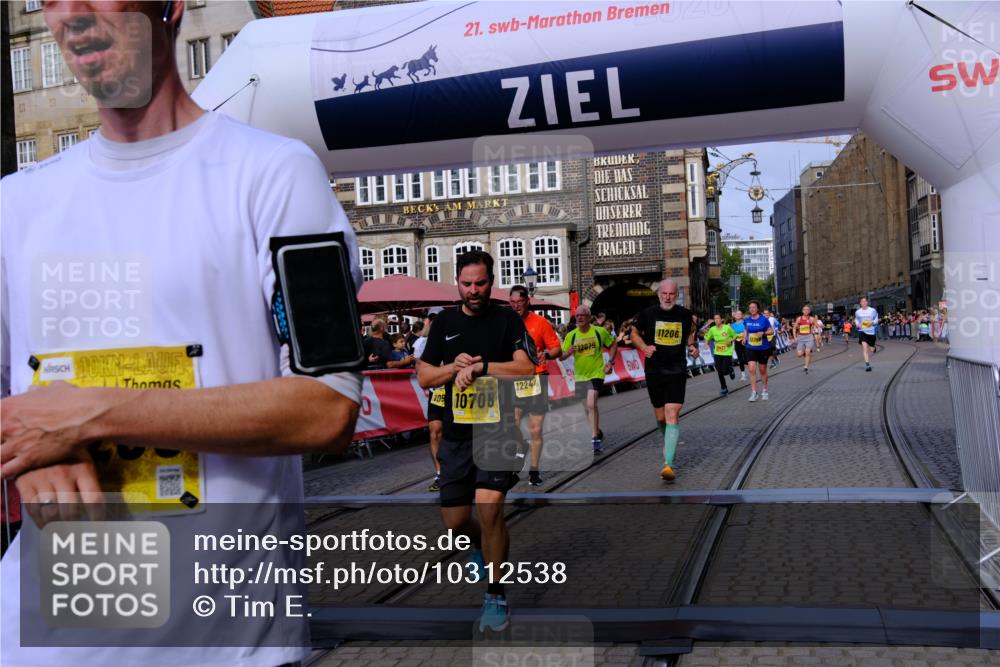 13.09.2026 - 21. swb-Marathon Bremen Tim E. http://msf.ph/oto/10312538 13.09.2026 10:54:11 Ziel 10174, 10255, 10579, 10684, 10685, 10708, 10822, 10905, 10947, 11010, 11206, 11489, 11596, 11950, 12075, 12244, 12331, 12356, 12405, 12435, 12492, 12515, 13531 meine-sportfotos.de