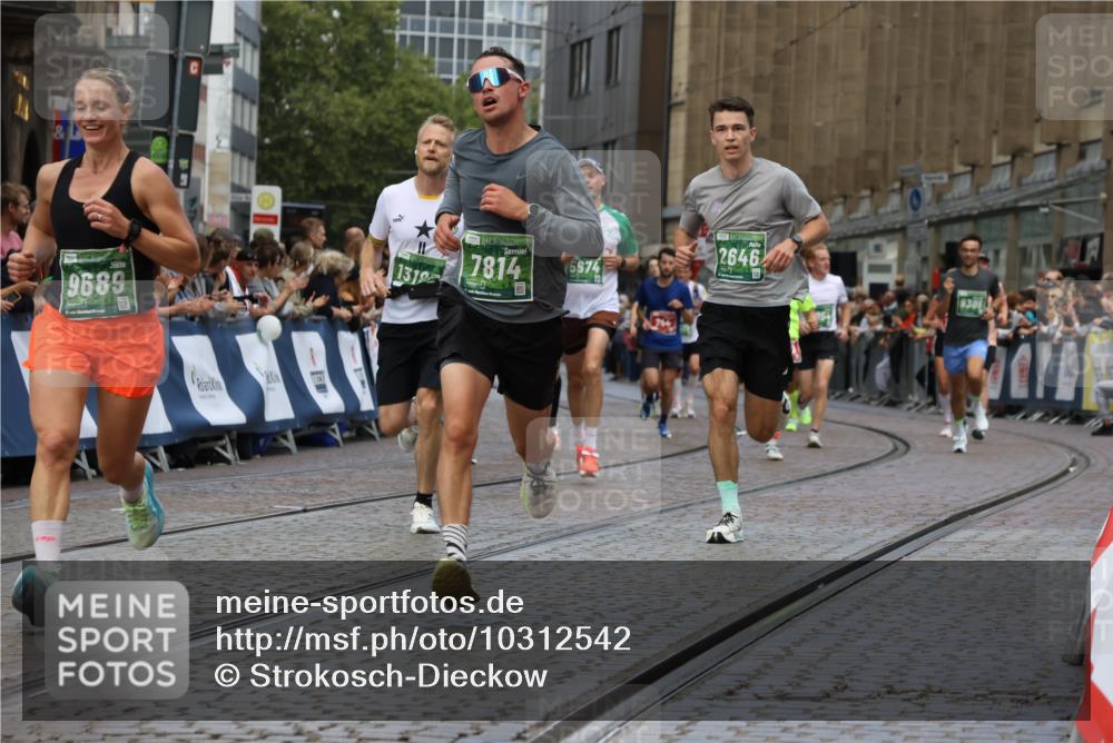 13.09.2026 - 21. swb-Marathon Bremen Strokosch-Dieckow http://msf.ph/oto/10312542 13.09.2026 13:04:47 Ziel 650, 744, 1223, 1224, 1860, 2207, 2956, 3284, 4239, 7871, 8936, 13034, 2646, 5674, 6708, 7538, 7814, 8054, 9306, 9495, 9689, 13187 meine-sportfotos.de