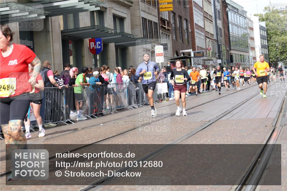 13.09.2026 - 21. swb-Marathon Bremen Strokosch-Dieckow http://msf.ph/oto/10312680 13.09.2026 10:55:51 Ziel 10184, 10211, 10246, 10298, 10322, 10365, 10443, 10670, 10690, 10699, 10949, 10957, 10960, 11219, 11280, 11570, 11693, 11782, 11790, 11972, 12061, 12452, 12476, 12484, 13565, 10203, 10243, 10297, 10374, 10379, 10423, 10529, 10550, 10703, 10788, 10809, 10881, 10952, 11377, 11510, 11557, 11748, 11862, 11975, 12030, 12108, 12125, 12143, 12150, 12188, 12348 meine-sportfotos.de