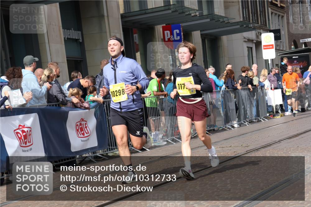 13.09.2026 - 21. swb-Marathon Bremen Strokosch-Dieckow http://msf.ph/oto/10312733 13.09.2026 10:55:54 Ziel 10184, 10211, 10246, 10298, 10322, 10365, 10443, 10670, 10699, 10949, 10957, 10960, 11219, 11280, 11317, 11570, 11693, 11782, 11790, 12061, 12452, 12476, 13565, 10243, 10297, 10374, 10379, 10423, 10529, 10550, 10690, 10703, 10788, 10809, 10881, 10952, 11377, 11510, 11557, 11862, 11972, 11975, 12061, 12108, 12125, 12143, 12150, 12188, 12484 meine-sportfotos.de