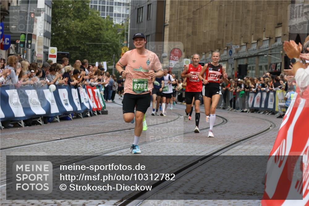 13.09.2026 - 21. swb-Marathon Bremen Strokosch-Dieckow http://msf.ph/oto/10312782 13.09.2026 13:04:54 Ziel 744, 1223, 1224, 1860, 2207, 2956, 5283, 7871, 8701, 8936, 9070, 13034, 1336, 1822, 2297, 3196, 4729, 6708 meine-sportfotos.de