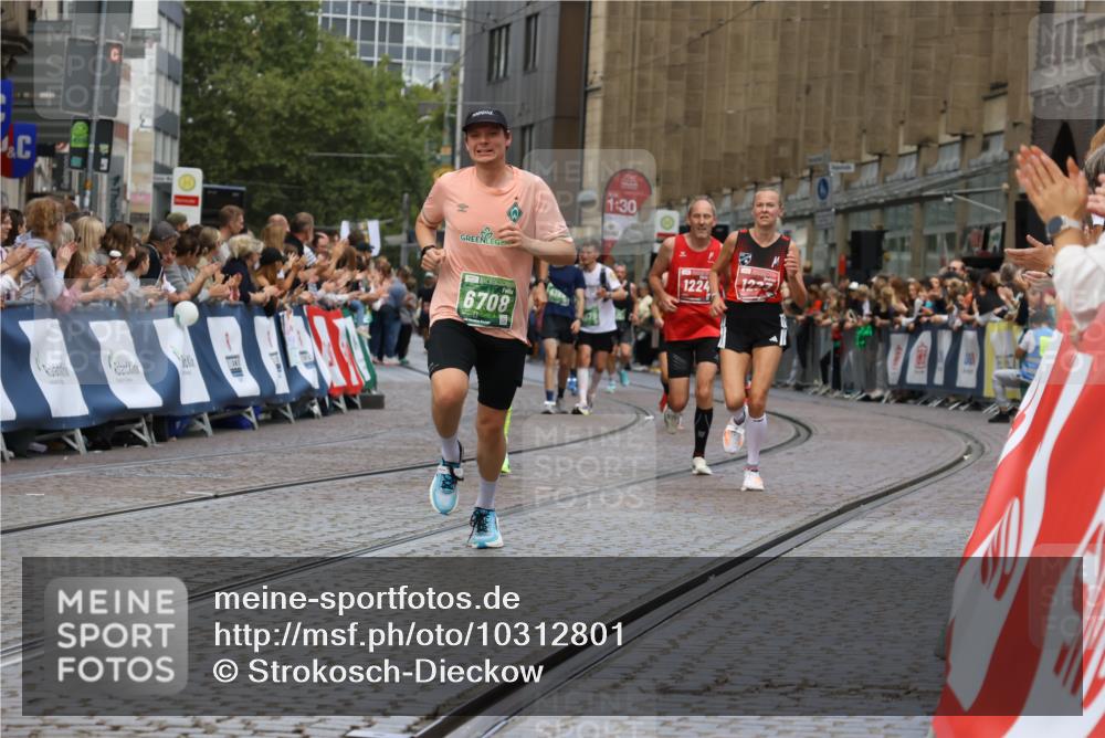 13.09.2026 - 21. swb-Marathon Bremen Strokosch-Dieckow http://msf.ph/oto/10312801 13.09.2026 13:04:54 Ziel 744, 1223, 1224, 1860, 2207, 2956, 5283, 7871, 8701, 8936, 9070, 13034, 1336, 1822, 2297, 3196, 4729, 6708 meine-sportfotos.de