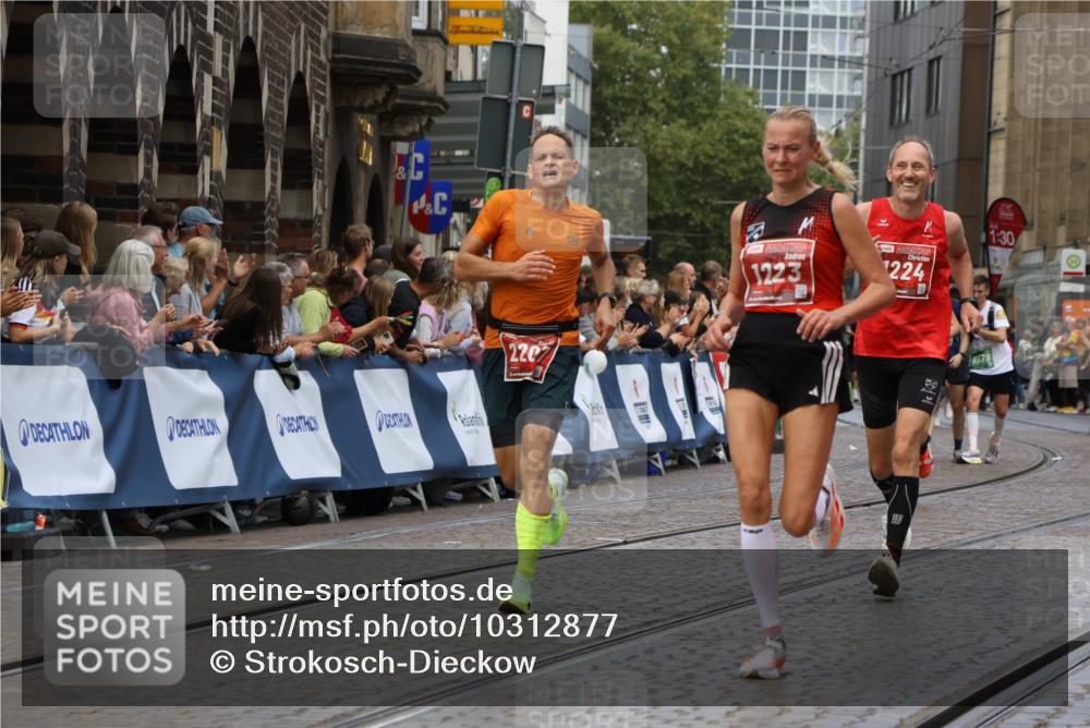 13.09.2026 - 21. swb-Marathon Bremen Strokosch-Dieckow http://msf.ph/oto/10312877 13.09.2026 13:04:57 Ziel 744, 1223, 1224, 1712, 1860, 2207, 2956, 5283, 8701, 8936, 9070, 13034, 1336, 1822, 2297, 3196, 4729, 7102 meine-sportfotos.de