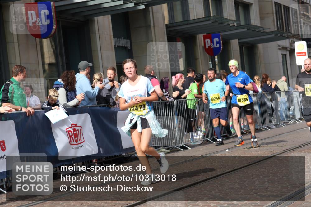 13.09.2026 - 21. swb-Marathon Bremen Strokosch-Dieckow http://msf.ph/oto/10313018 13.09.2026 10:56:02 Ziel 10184, 10211, 10246, 10322, 10356, 10365, 10443, 10670, 10675, 10699, 10844, 10949, 10957, 10960, 11219, 11256, 11280, 11317, 11570, 11693, 11782, 11795, 11844, 11855, 11871, 12452, 12476, 10243, 10298, 10374, 10550, 10690, 10703, 10952, 11510, 11790, 11972, 12061, 12108, 12143, 12484, 13565 meine-sportfotos.de
