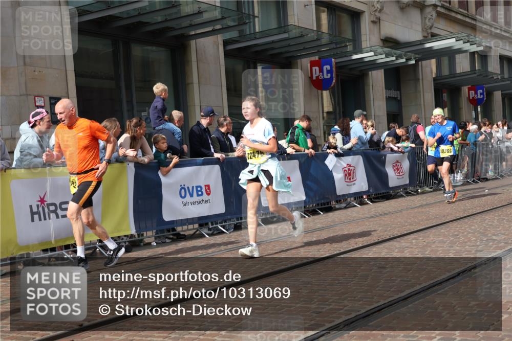 13.09.2026 - 21. swb-Marathon Bremen Strokosch-Dieckow http://msf.ph/oto/10313069 13.09.2026 10:56:03 Ziel 10184, 10211, 10246, 10322, 10356, 10365, 10443, 10670, 10675, 10699, 10844, 10949, 10957, 10960, 11069, 11219, 11256, 11280, 11317, 11407, 11570, 11693, 11782, 11795, 11844, 11855, 11871, 12452, 12476, 12543, 10243, 10298, 10374, 10690, 10703, 10949, 10952, 11219, 11510, 11790, 11972, 12061, 12108, 12143, 12476, 12484, 13565 meine-sportfotos.de