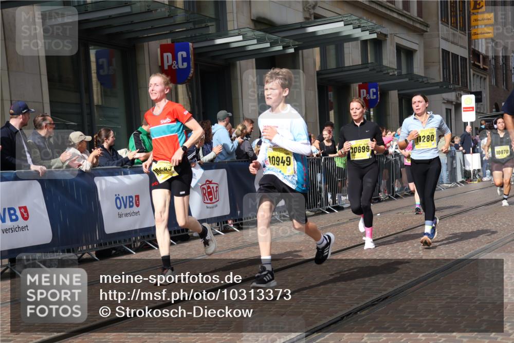 13.09.2026 - 21. swb-Marathon Bremen Strokosch-Dieckow http://msf.ph/oto/10313373 13.09.2026 10:56:09 Ziel 10184, 10211, 10240, 10322, 10356, 10372, 10443, 10670, 10675, 10699, 10844, 11069, 11256, 11280, 11317, 11349, 11407, 11570, 11693, 11795, 11844, 11855, 11871, 11911, 11996, 12452, 12543, 10246, 10298, 10365, 10374, 10690, 10703, 10949, 10957, 10960, 11219, 11782, 11790, 11972, 12061, 12143, 12476, 12484, 13565 meine-sportfotos.de