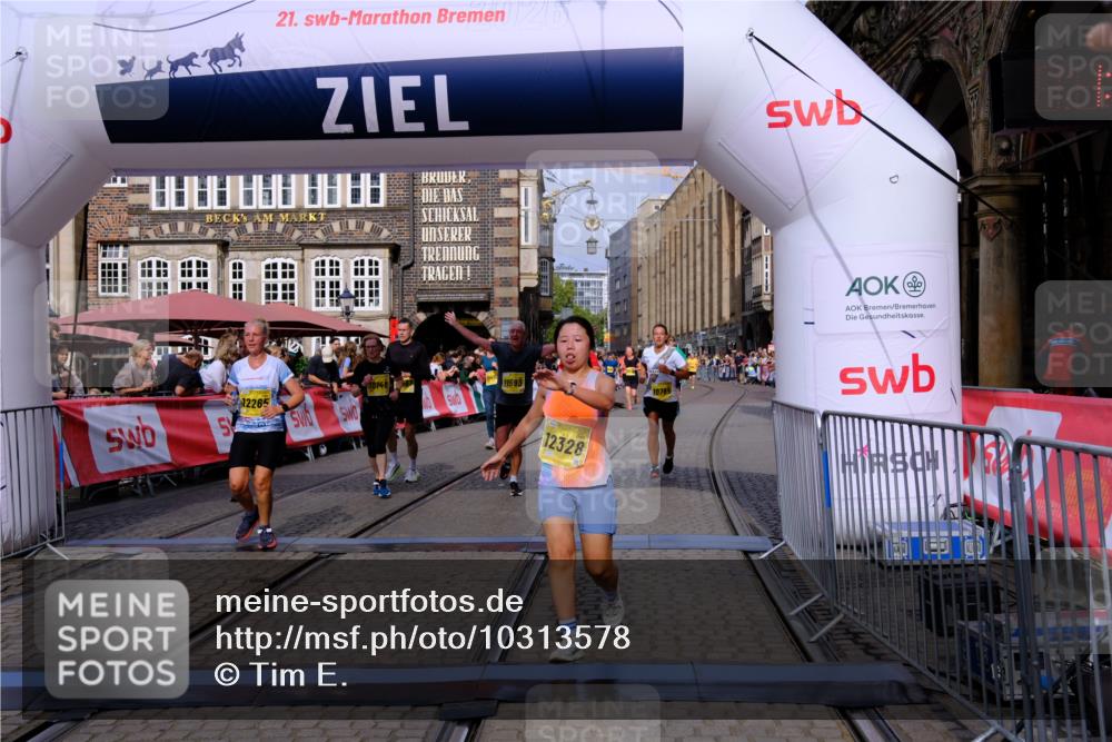 13.09.2026 - 21. swb-Marathon Bremen Tim E. http://msf.ph/oto/10313578 13.09.2026 10:54:44 Ziel 10067, 10146, 10359, 10410, 10503, 10577, 10631, 10749, 10765, 10837, 10884, 11039, 11099, 11118, 11389, 11476, 11593, 11843, 12038, 12265, 12328, 12467 meine-sportfotos.de