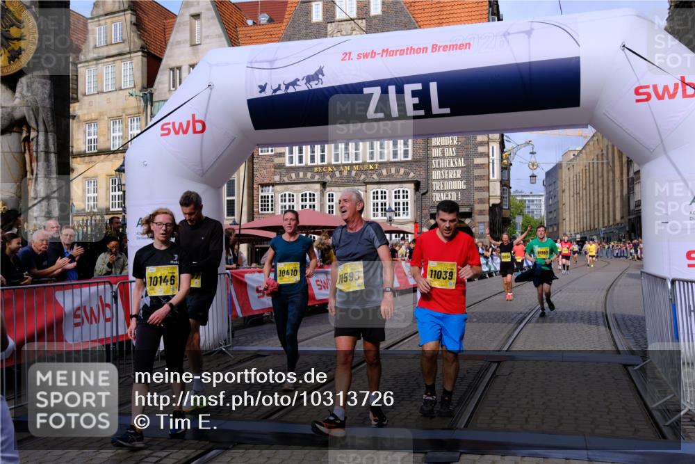 13.09.2026 - 21. swb-Marathon Bremen Tim E. http://msf.ph/oto/10313726 13.09.2026 10:54:48 Ziel 10067, 10146, 10410, 10503, 10577, 10631, 10704, 10749, 10765, 10837, 10884, 11039, 11099, 11389, 11593, 12038, 12265, 12328, 12467, 13526 meine-sportfotos.de
