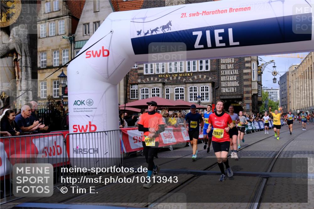 13.09.2026 - 21. swb-Marathon Bremen Tim E. http://msf.ph/oto/10313943 13.09.2026 10:54:56 Ziel 10067, 10146, 10410, 10589, 10608, 10704, 10765, 11039, 11040, 11174, 11389, 11569, 11593, 11874, 12038, 12265, 12467, 12519, 12800, 13526 meine-sportfotos.de