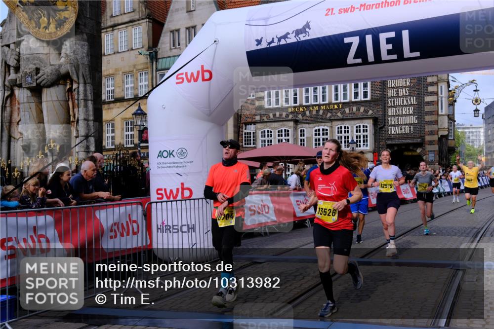 13.09.2026 - 21. swb-Marathon Bremen Tim E. http://msf.ph/oto/10313982 13.09.2026 10:54:56 Ziel 10067, 10146, 10410, 10589, 10608, 10704, 10765, 11039, 11040, 11174, 11389, 11569, 11593, 11874, 12038, 12265, 12467, 12519, 12800, 13526 meine-sportfotos.de