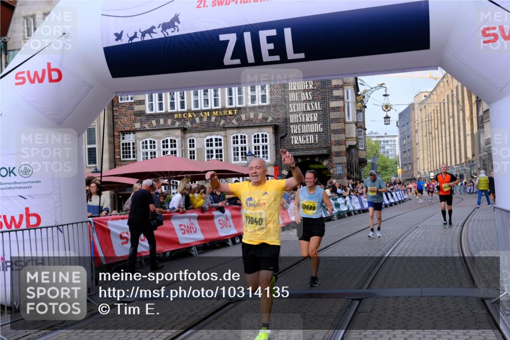13.09.2026 - 21. swb-Marathon Bremen Tim E. http://msf.ph/oto/10314135 13.09.2026 10:55:01 Ziel 10589, 10608, 10704, 11040, 11174, 11389, 11569, 11874, 12038, 12519, 12800, 13526 meine-sportfotos.de